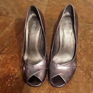 Kenneth Cole Reaction silver metallic peep toe pumps size 7